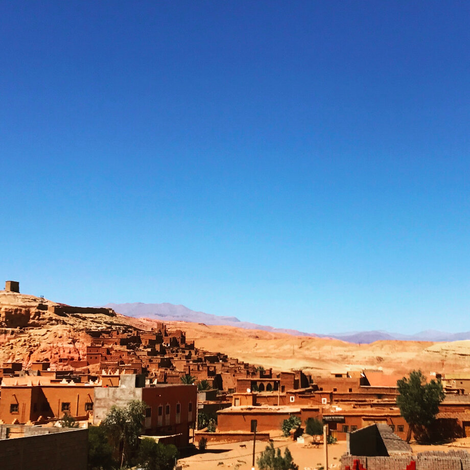 モロッコの夜の砂漠行進